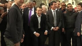 La mini-partie de pétanque de Macron et Valls pour la fin de la campagne