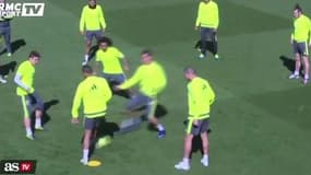 Danilo passe un petit pont à Ronaldo… qui réagit à sa manière
