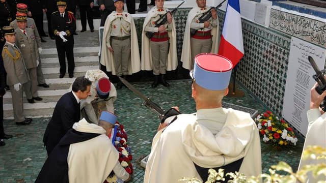 Nicolas Sarkozy inaugurant à la Grande Mosquée de Paris une plaque à la mémoire des combattants musulmans morts pour la France. Lors d'une rencontre avec les dirigeants de la communauté musulmane française, le président-candidat a adressé mercredi un mess