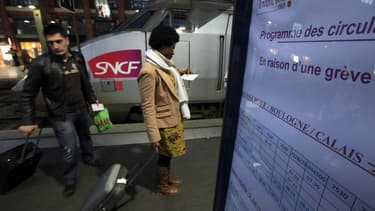 Les quatre organisations syndicales de la SNCF pourraient déposer dans les prochains jours un préavis de grève pour le 13 juin, selon le site internet du quotidien économique Les Echos. /Photo d'archives/REUTERS/Pascal Rossignol