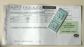 Photographie d'une contravention délivrée à un automobiliste pour stationnement gênant, le 23 octobre 2003. Le montant des amendes a changé depuis. (Photo d'illustration)
