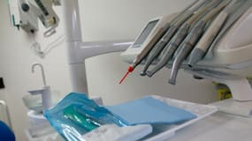 Des instruments utilisés par un dentiste. 