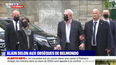 Alain Delon arrive aux obsèques de Jean-Paul Belmondo