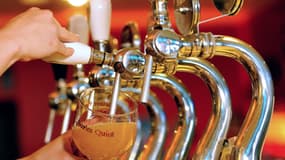 Certains pubs britanniques augmentent le prix de la pinte de bière aux heures de pointe.