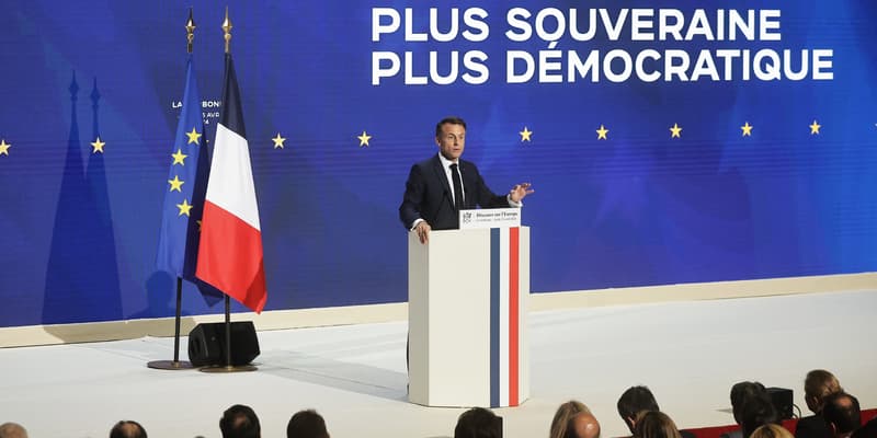 Emmanuel Macron prononce un discours sur l'Europe devant le slogan "Plus unie, plus souveraine, plus démocratique" dans un amphithéâtre de l'université de la Sorbonne à Paris, le 25 avril 2024.