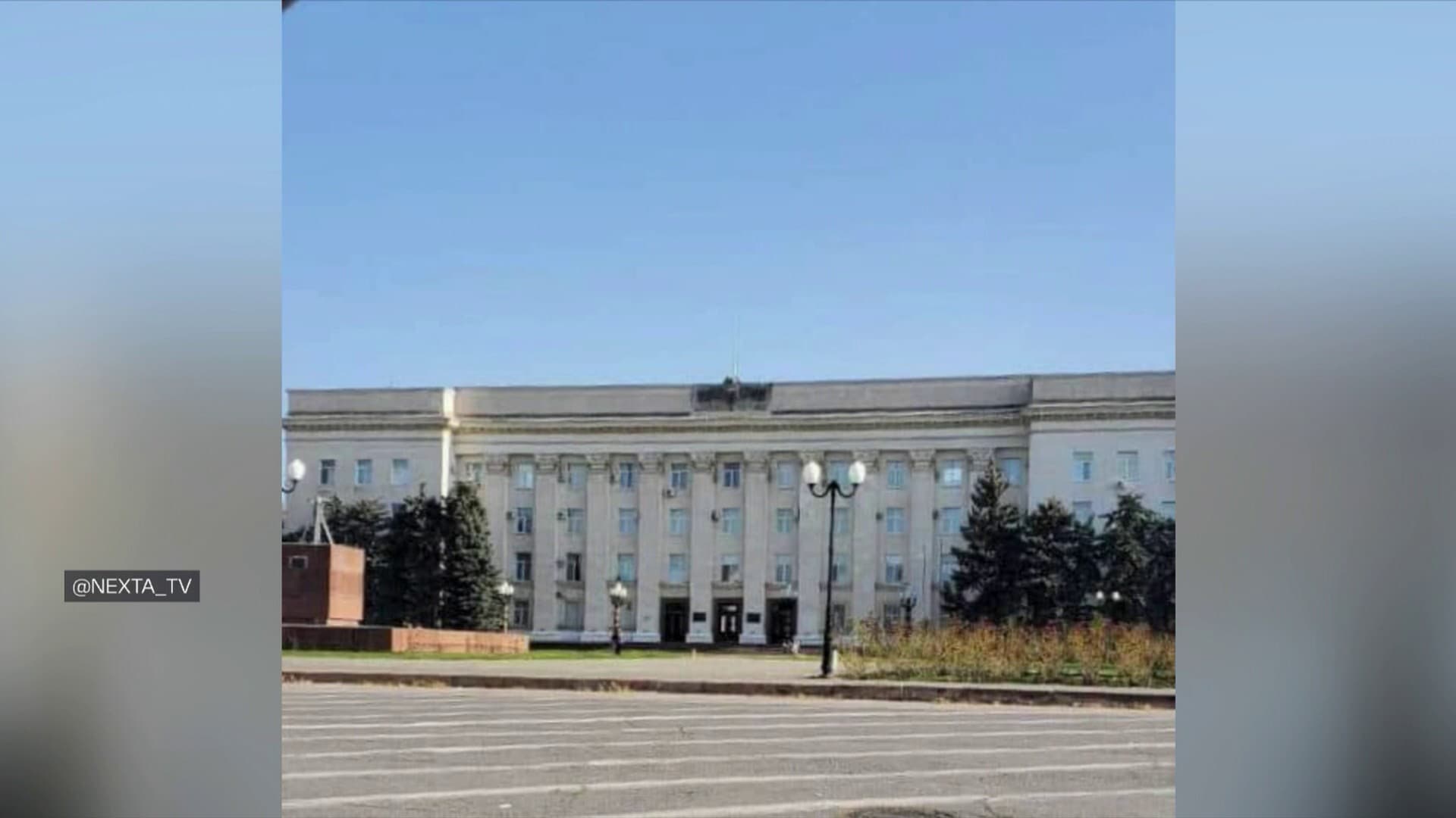 Le bâtiment administratif débarrassé du drapeau russe. 