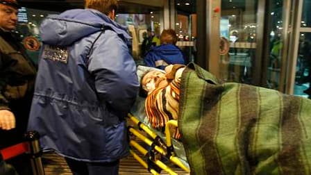 Evacuation d'un blessé lundi après un attentat suicide à l'aéroport moscovite de Domodedovo. L'attaque a fait au moins 35 morts et plus de 150 blessés. /Photo prise le 24 janvier 2011/REUTERS/Denis Sinyakov