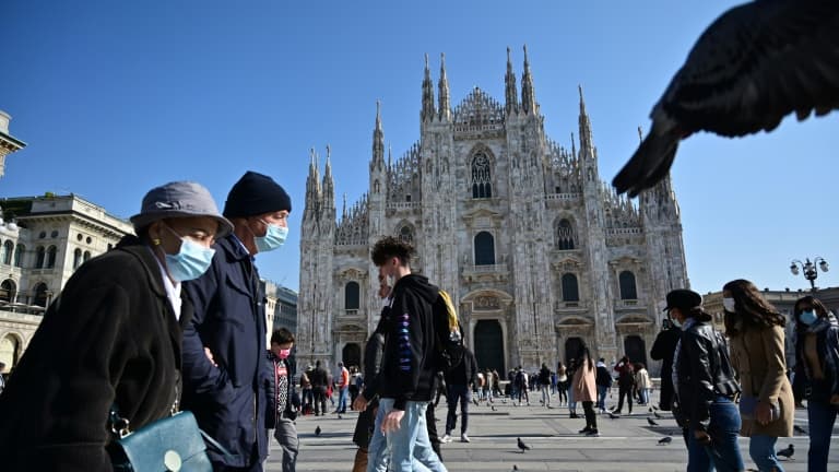Devant la cathédrale de Milan, le 17 octobre 2020, dans la région la plus touchée d'Italie par la deuxième vague de coronavirus