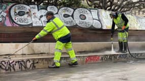 Opération de nettoyage sur la place Jean Jaurès  à Marseille en avril 2022
