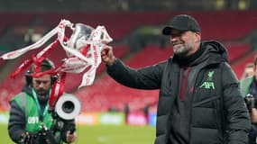 Jürgen Klopp paradant avec le trophée, le dimanche 25 février 2024, sur la pelouse de Wembley