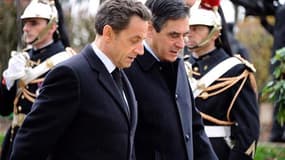 Nicolas Sarkozy, ici en discussion avec son Premier ministre François Fillon, pourrait annoncer en début de semaine prochaine un remaniement au gouvernement. /Photo prise le 9 novembre 2010/REUTERS/Eric Feferberg/Pool