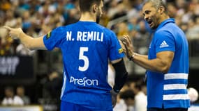 Didier Dinart en pleine discussion avec Nedim Remili lundi soir lors du match face à la Corée