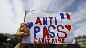 Une pancarte brandie lors d'une précédente manifestation anti-pass sanitaire à Paris (PHOTO D'ILLUSTRATION)