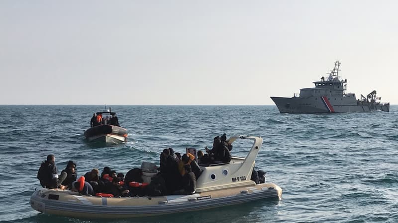 Des secours aidant des migrants (photo d'illustration)