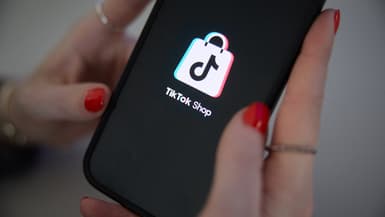 Cette photographie, prise le 15 mars 2025 à Paris, montre le logo de l'application chinoise TikTok Shop sur l'écran d'un iPhone, alors que la plateforme déploie sa division shopping en Europe.