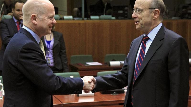 Le chef de la diplomatie française Alain Juppé et son homologue britannique William Hague. Les pays membres de l'Union européenne se sont entendus lundi pour imposer de nouvelles sanctions à la Syrie en ciblant particulièrement la Banque centrale et plusi