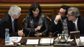 Anne Hidalgo, entourée de conseillers, au moment de la proclamation des résultats du vote sur la tour Triangle, lundi 17 novembre.