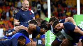 L'entraîneur adjoint de l'équipe de France de rugby William Servat dirige ses joueurs pendant l'échauffement avant le test-match contre l'Australie à Brisbane le 17 juillet 2021