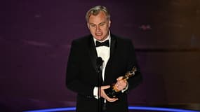 Christopher Nolan recevant l'Oscar du meilleur réalisateur pour "Oppenheimer" le 10 mars 2024