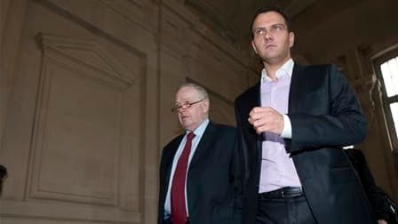 Jérôme Kerviel en compagnie de son avocat, Olivier Metzner, à leur arrivée au palais de justice de Paris, mercredi dernier. Au sixième jour du procès mardi, l'ancien trader de la Société générale a admis avoir inventé un faux personnage qu'il avait baptis