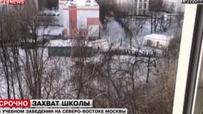 Capture d'écran de la chaîne russe LifeNews, montrant l'école moscovite où s'est déroulée la prise d'otages.
