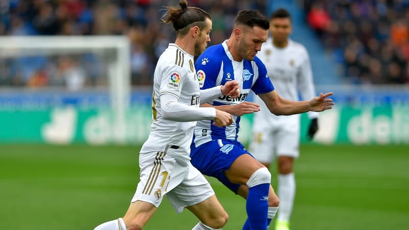 Lucas Pérez au duel avec Gareth Bale