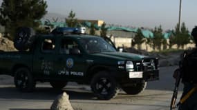 Un policier afghan à dans les faubourgs de Kaboul