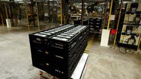 Un robot déplace une palette de batteries à l'usine d'Automotive Cells Company (ACC), qui produit des batteries lithium-ion pour les véhicules électriques, le 2 décembre 2024 à Douvrin, dans le Pas-de-Calais