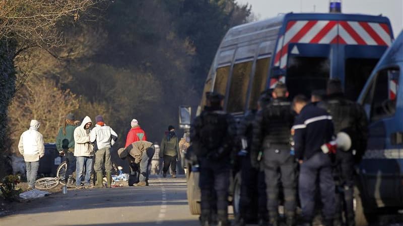 Manifestants et forces de l'ordre sur le site prévu pour le futur aéroport de Nantes, à Notre-Dame-des-Landes. Le président de la commission de dialogue sur le futur aéroport de Notre-Dame-des-Landes a annoncé jeudi qu'il n'avait pas pour ambition de fair