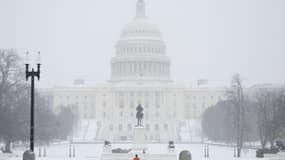 Vue du Capitole américain sous la neige à Washington, DC, le 25 janvier 2026.