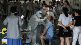 Centre de test Covid-19 dans le réfectoire d'une usine automobile le 4 août 2021 à Wuhan, en Chine, épicentre de l'épidémie en 2019 (photo d'illustration)
