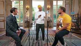 Emmanuel Macron avec les youtubeurs McFly et Carlito, à l'Elysée en mai 2021.