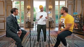 Emmanuel Macron avec les youtubeurs McFly et Carlito, à l'Elysée en mai 2021.