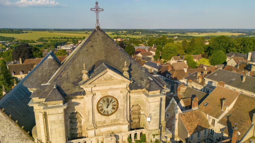 "NOUS LUI SOMMES TELLEMENT REDEVABLES": À SA MORT, UNE INFIRMIÈRE LÈGUE 250.000 EUROS POUR RESTAURER LES ÉGLISES NORMANDES