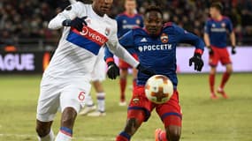 Marcelo (Lyon) au duel avec Musa (CSKA Moscou)