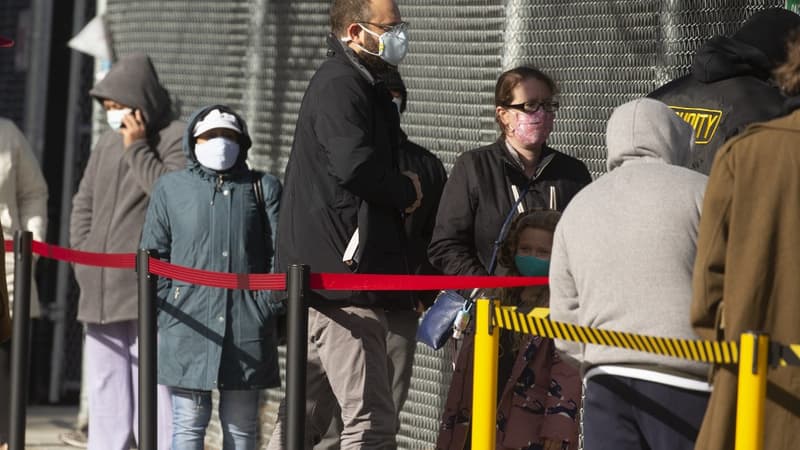 Des Américains attendant devant un centre de dépistage à Brooklyn le 2 janvier 2021