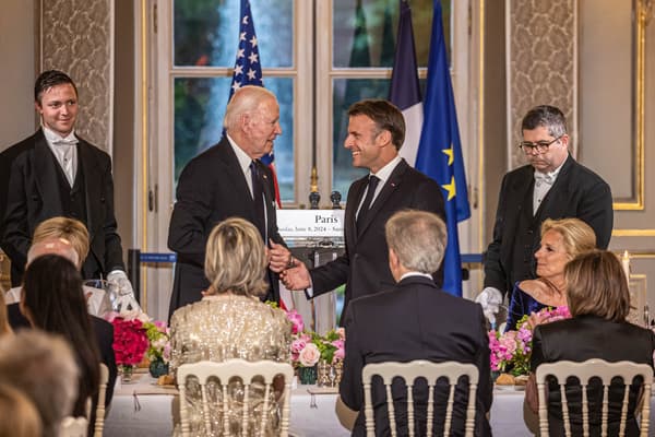 Emmanuel Macron et Joe Biden lors d'un dîner d'État au palais présidentiel de l'Élysée à Paris, le 8 juin 2024.