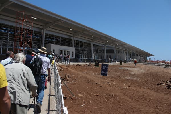 Entre 2011 et 2014, les anciens bâtiments ont été rasés, permettant la construction du nouvel aéroport. 