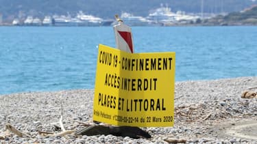 Un panneau d'interdiction d'accès en raison du confinement sur une plage d'Antibes.