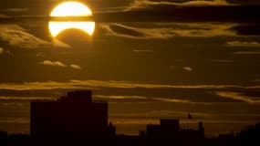 Une éclipse solaire partielle observée au lever du soleil