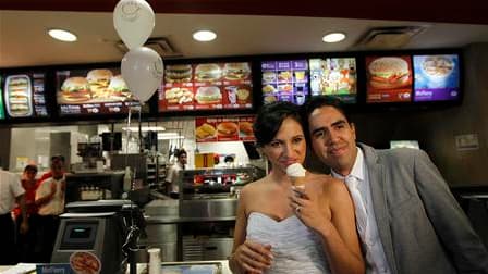 Un couple de Mexicains adeptes de restauration rapide, Carlos Munoz et Marisela Matienzo, se sont dit oui dans un McDonald's d'un quartier chic de Monterrey, dans le nord du Mexique. Selon la branche locale de McDonald's, il s'agissait de la première noce