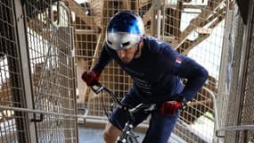 Aurélien Fontenoy grimpe les marches de la Tour Eiffel en VTT, le 2 octobre.