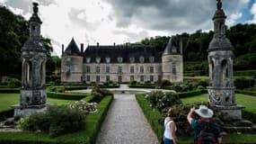 Des touristes au château de Bussy-Rabutin en Bourgogne-Franche-Comté, l'un des 18 sites emblématiques retenus pour le Loto du patrimoine, le 30 mai 2018. 