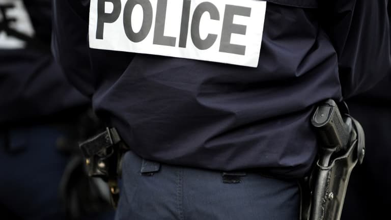 Un policier de dos (image d'illustration)