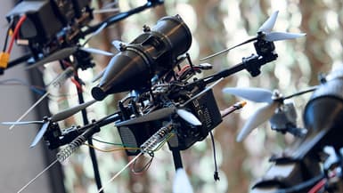 Des drones exposés lors du sommet sur les investissements dans les technologies à double usage "Defence Tech Valley 2025" à Lviv, le 17 septembre 2025. 