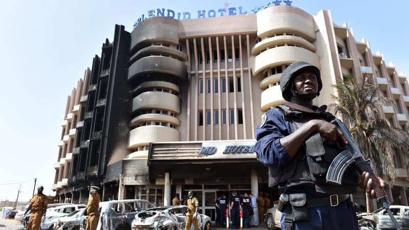 Un policier burkinabè devant l'hôtel Splendid, à Ouagadougou, le 17 janvier, visé vendredi par une attaque terroriste. 