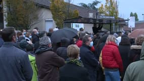 La marche blanche a débuté à 18h30 ce mardi depuis le collège du Bois d'Aulne où enseignait Samuel Paty. 