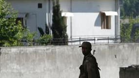 Militaire pakistanais montant la garde devant la résidence d'Abbottabad, où Oussama ben Laden a été tué par un commando américain dans la nuit du 1er au 2 mai. Selon Barack Obama, le fondateur d'Al Qaïda a très vraisemblablement disposé d'appuis au Pakist