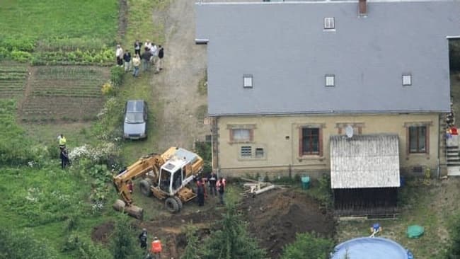 Les fouilles autour du château de Sautou, propriété du tueur Michel Fourniret, à la recherche du corps d'Estelle Mouzin