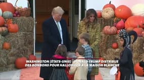 Pour Halloween, Donald Trump distribue des bonbons aux enfants